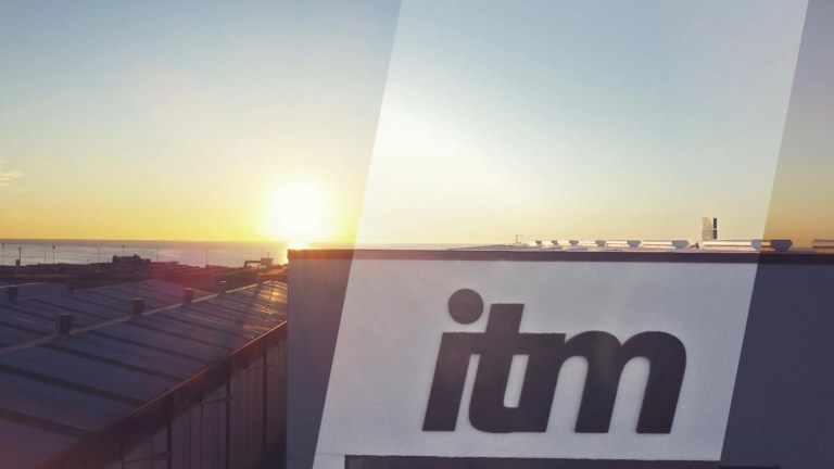 Imagen de las instalaciones de ITM amaneciendo en el Mediterráneo.