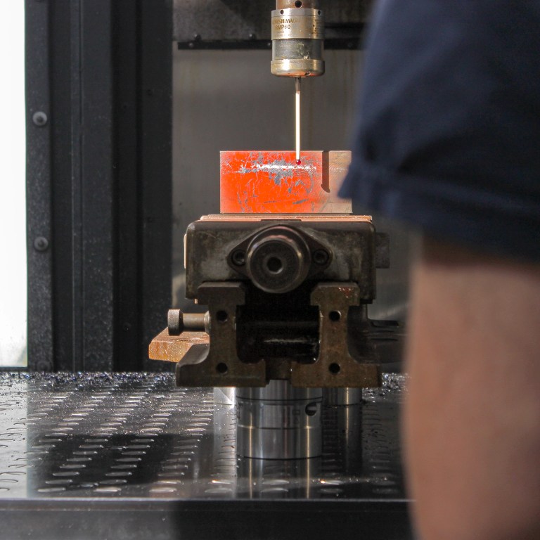 Imagen de un operario trabajando sobre un molde en ITM.