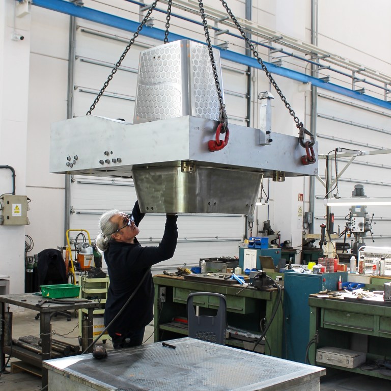 Matricero de ITM trabajando con un molde